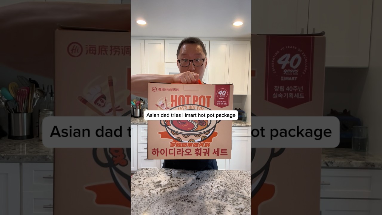 Азиатский папа пробует упаковку хот-пот из Hmart