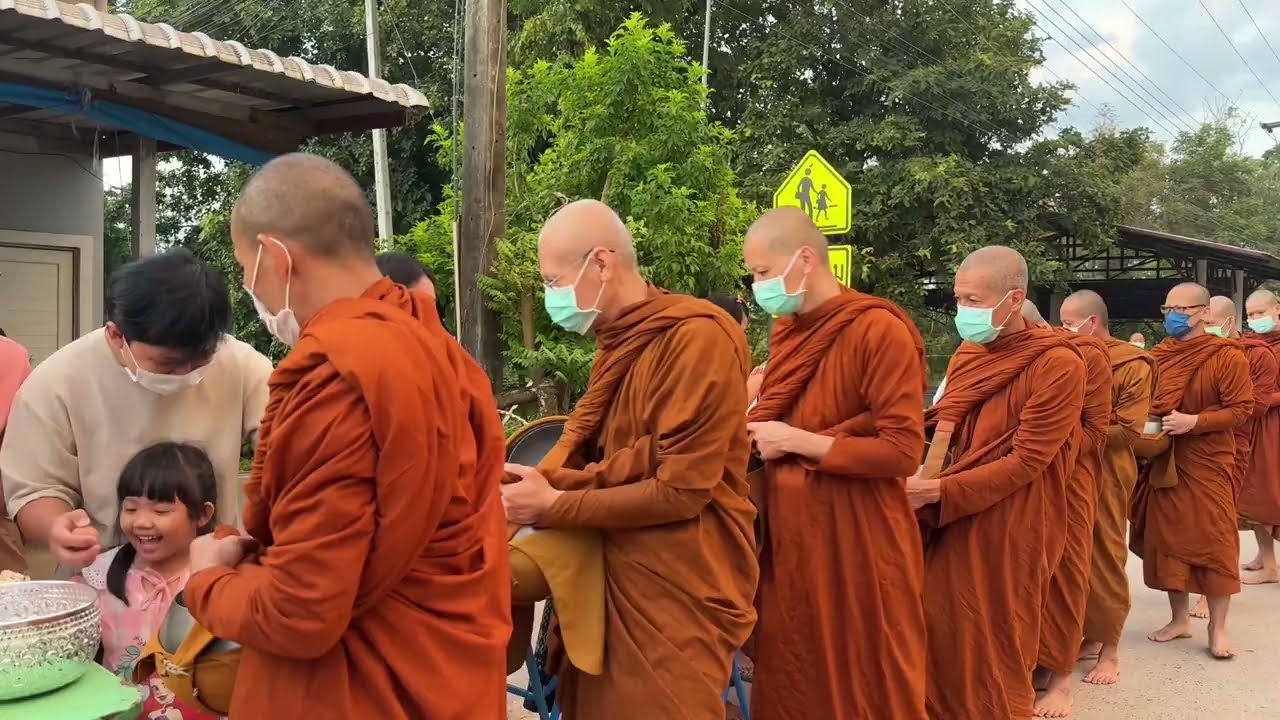 ตักบาตรพระวัดถ้ำสหาย บ้านผาสิงห์ ศรัทธาท่ามกลางขุนเขา #ท่องเที่ยวสายธรรมะ