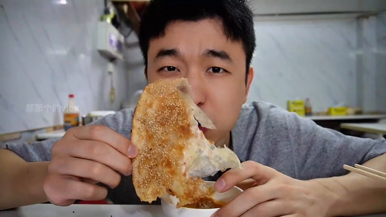 这绝对是我在阜阳吃到过超级好吃的油酥烧饼！焦香酥 脆！薄如蝉翼！辣糊子吃起来也是非常非常绝啊！#早餐 #妈呀太香了 #美食推荐 #万物皆可种草搜 #眼里没有困意只有对饼的渴望