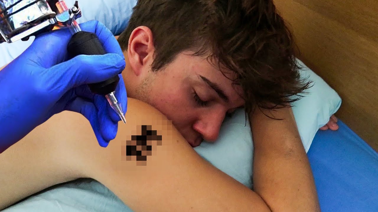 Abbiamo TATUATO VALERIO mentre DORMIVA!!!