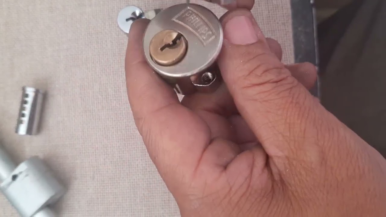 Uso del 'Cangrejo'  cómo extraer/ desarmar cilindros de chapas y candados rápido y fácil.