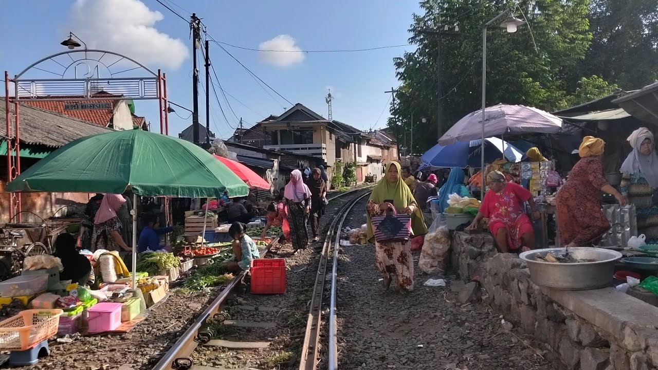 PASAR DI PINGGIR REL KERETA API 