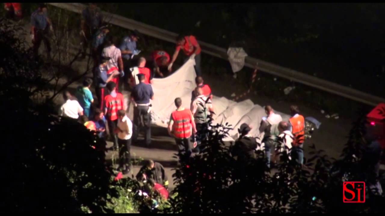 Avellino - Bus precipita da viadotto, 39 morti -live 1- (29.07.13)