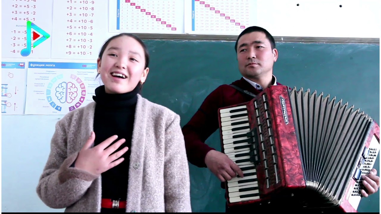 Кыргыздын уучу куру эмес деген ушу да/Талантуу кыз чыкты укмуш ырдайт экен.