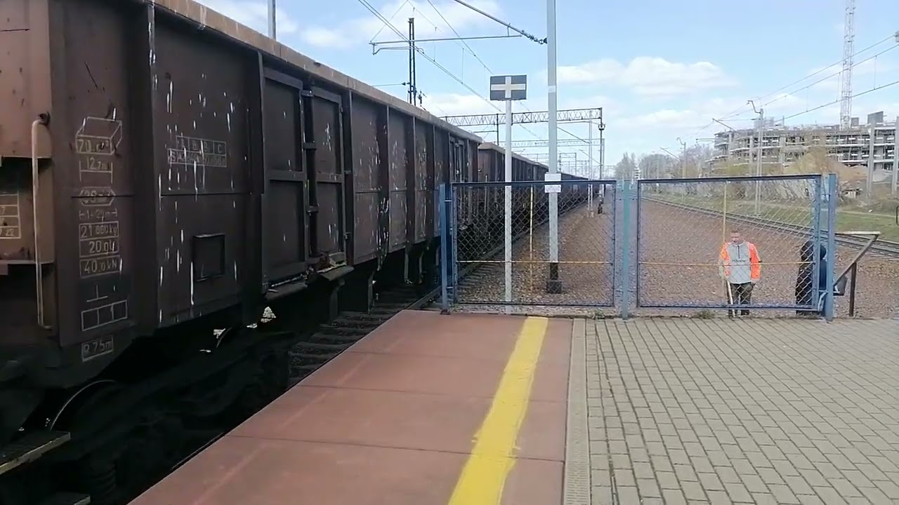 Przelot 201Eo-006+Tem2-225 Rail Polska z węglarkami przez Warszawską Pragę