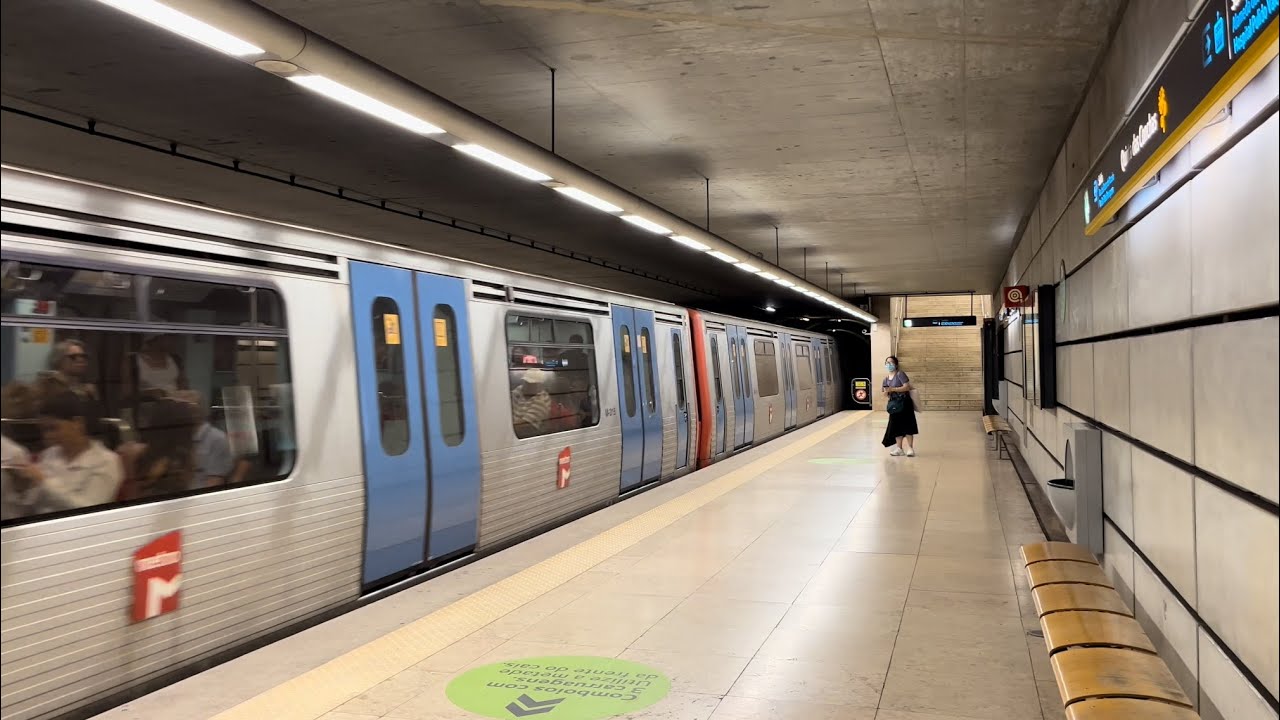 LISBON METRO YELLOW LINE (Campo Grande-Odivelas) WITH 4 WAGONS (Quinta das Conchas station)
