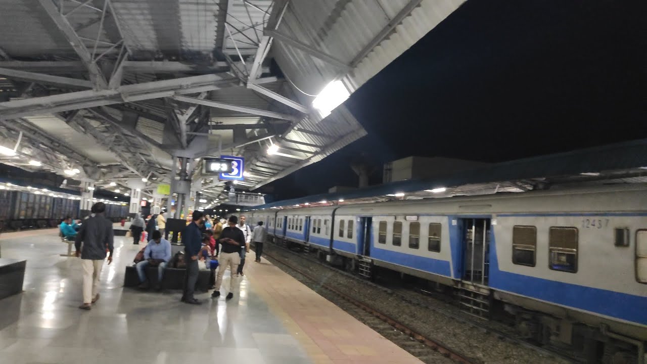 18519 Vishakapatnam Lokmanya Tilak Terminus Express arrival announcement at Kalaburagi station