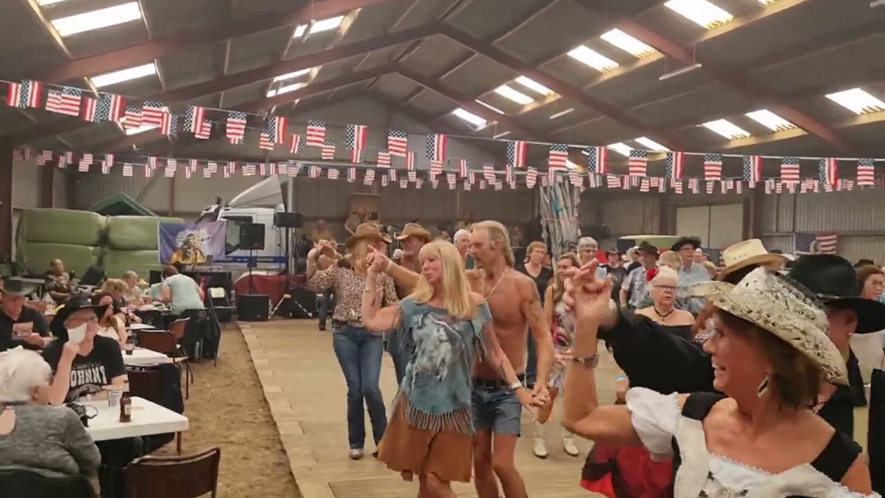 Buckle UP Countrymusic met Glenn van Haasen sings The Neon Moon