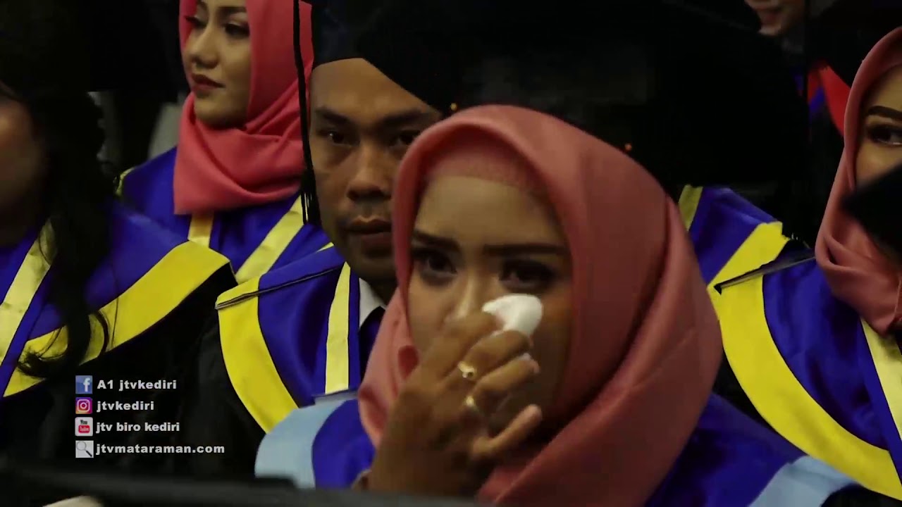 VIRAL!!! REKTOR DORONG MAHASISWA SAAT WISUDA