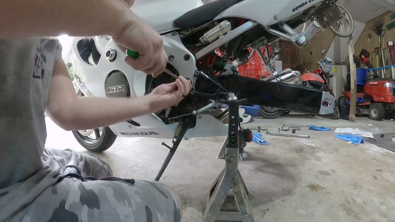How to install swingarm on a CBR 600 F4