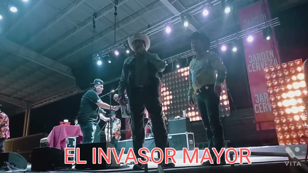 Lalo Mora el Invasor Mayor (Laurita Garza) en vivo