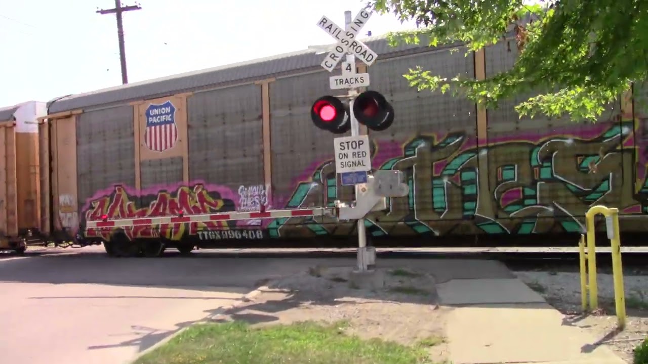 Goddard Rd. Crossing Wyandotte MI (CN and NS meet)