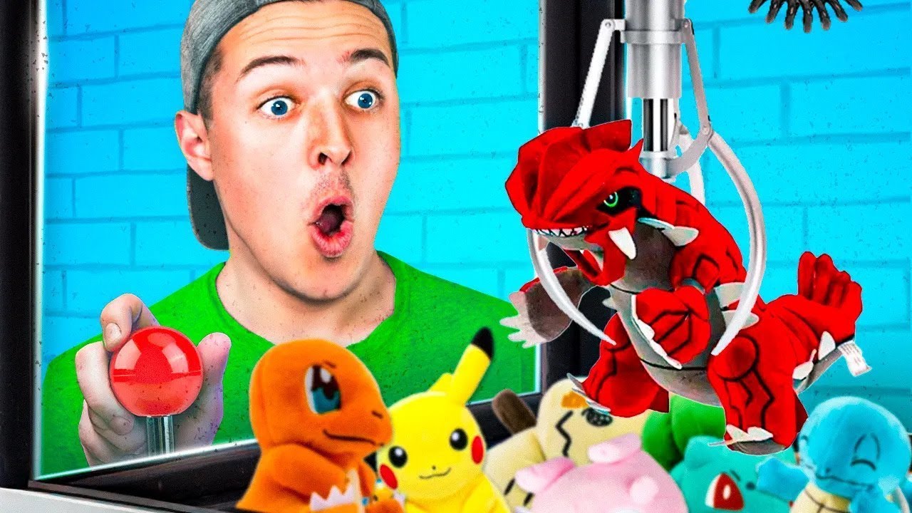 Playing CLAW MACHINE To Get GOD POKEMON in MINECRAFT