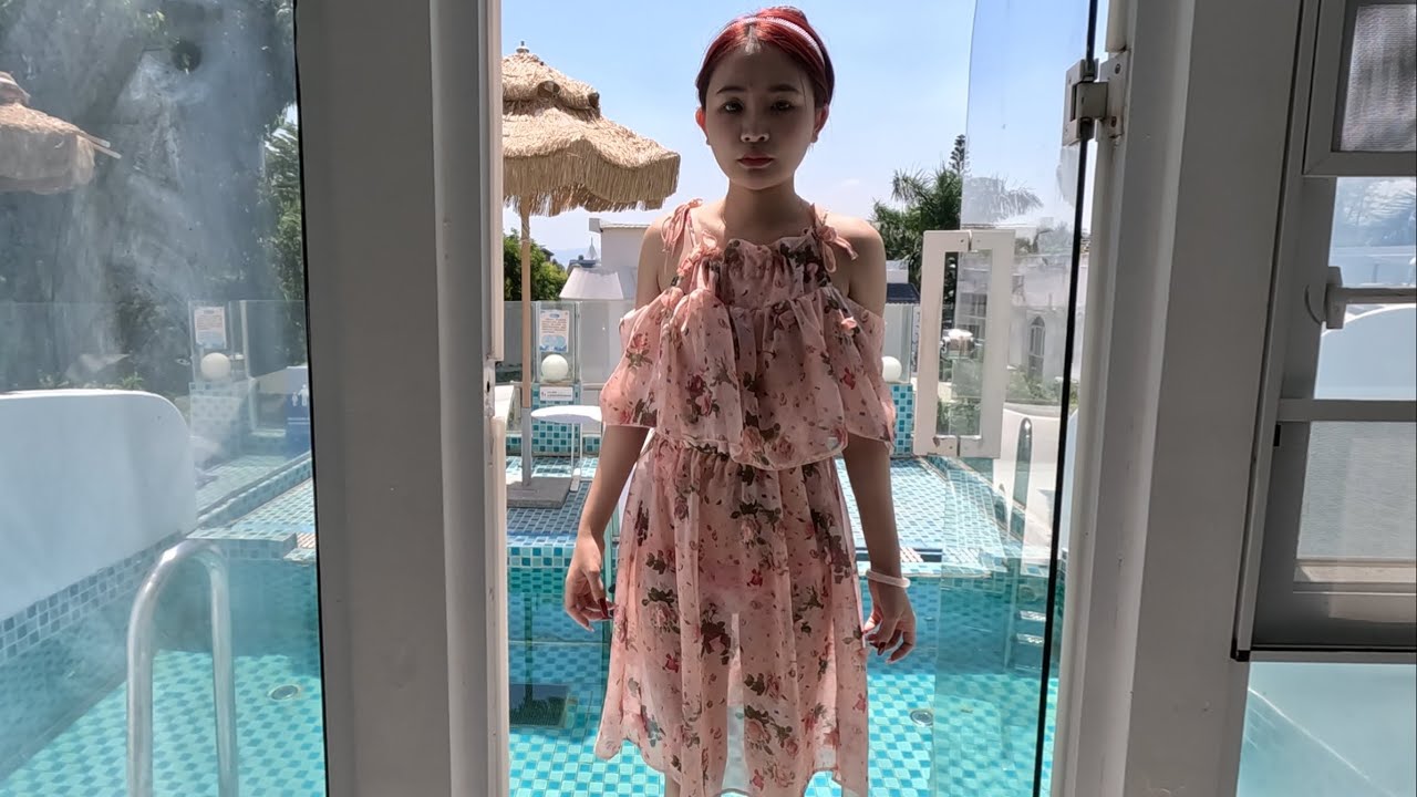 甜美可爱的蛋蛋展示我们经典的一款夏季碎花哺乳裙