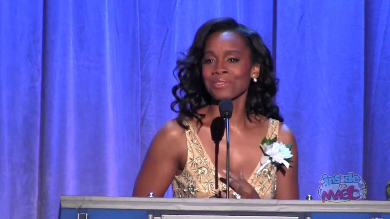 Anika Noni Rose (voice of Tiana) accepts Disney Legends award at the 2011 D23 Expo