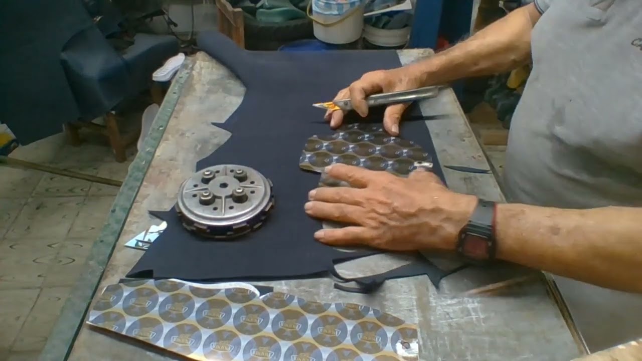 ENSEÑANDO A CORTAR PIEZAS DE CALZADO AHORRANDO MATERIAL CONOCIENDO EL ESTIRAMIENTO DE LAS PIEZAS