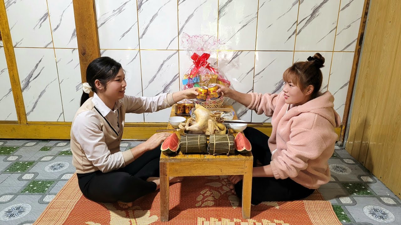 You visited Linh and gave her Tet gifts, and Linh prepared a Tet meal to welcome you.