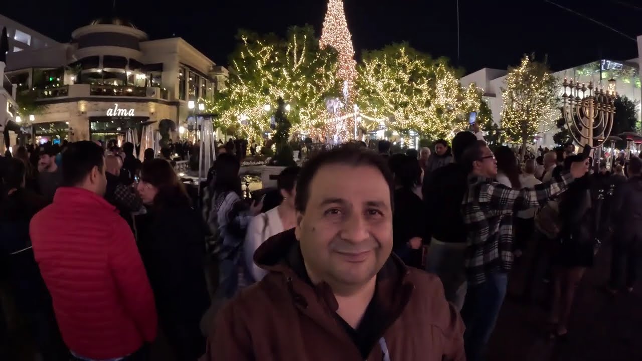 Caminando por el centro  comercial The Grove