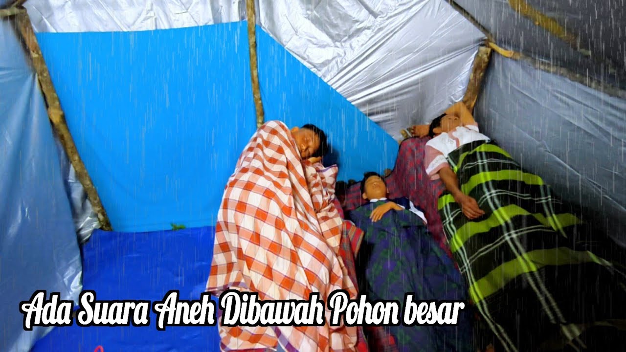 diguyur hujan deras mandi saat membangun cabin dibawah pohon besar ketakutan ada suara aneh