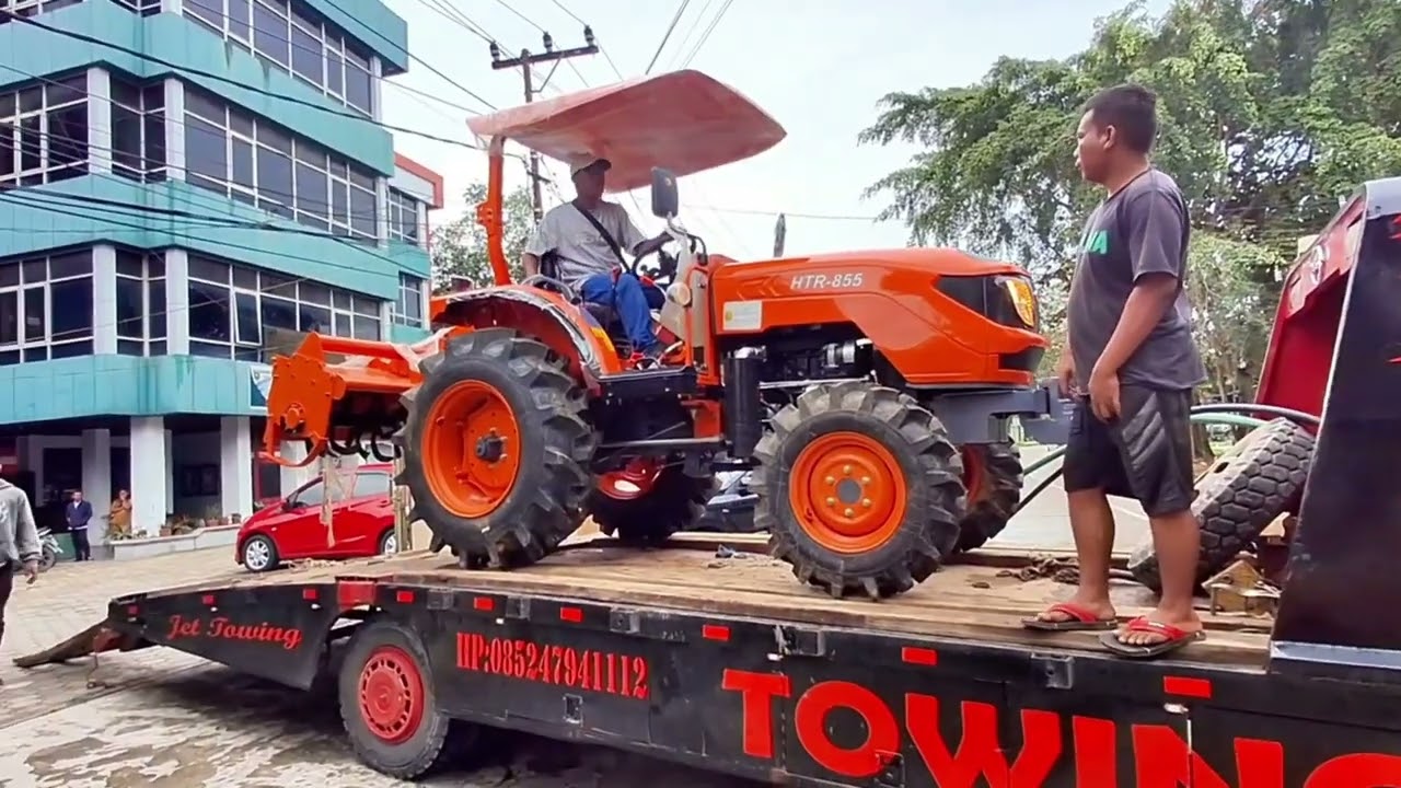 Tehnik menaikan traktor roda empat harfia htr 855 keatas mobil towing