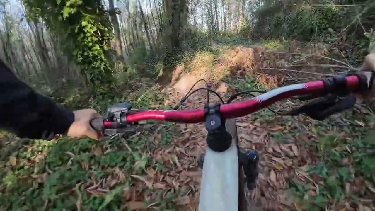Enduro trail fango e foglie , test rebound a minimo e -1 token . Curva tecnica senza derapare