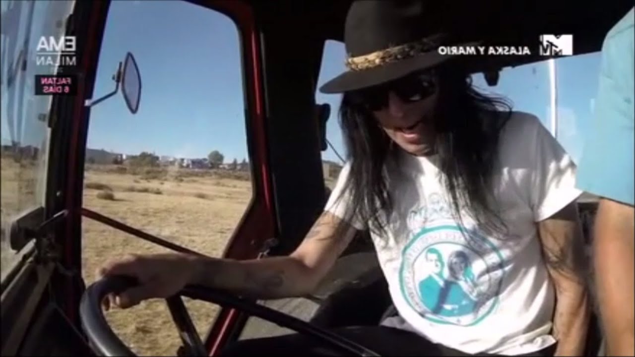 Alaska y Mario - Mario conduce un tractor