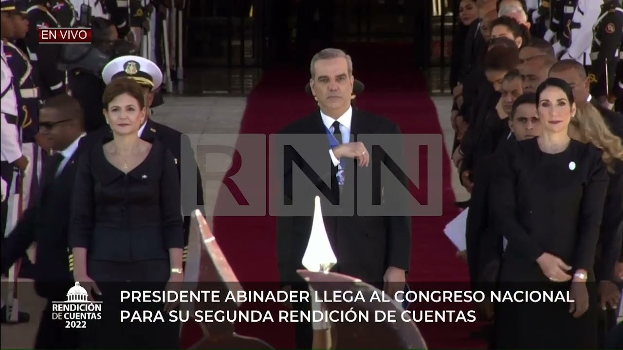Presidente recibe honores militares a su llegada al Congreso Nacional