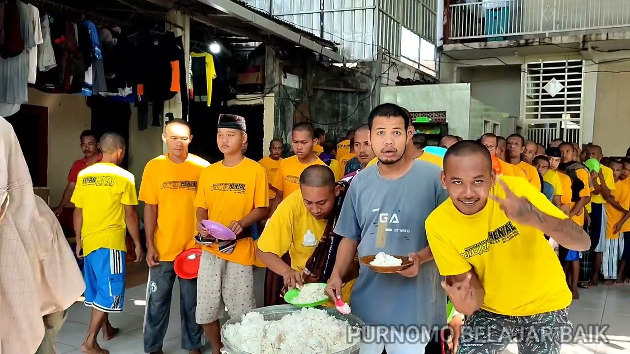 SUASANA SARAPAN BERSAMA PARA SANTRI-SANTRI RUMAH SINGGAH