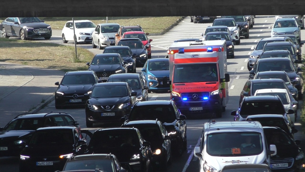 RTW im Feierabendstau | RTW MKT München Einsatzfahrt
