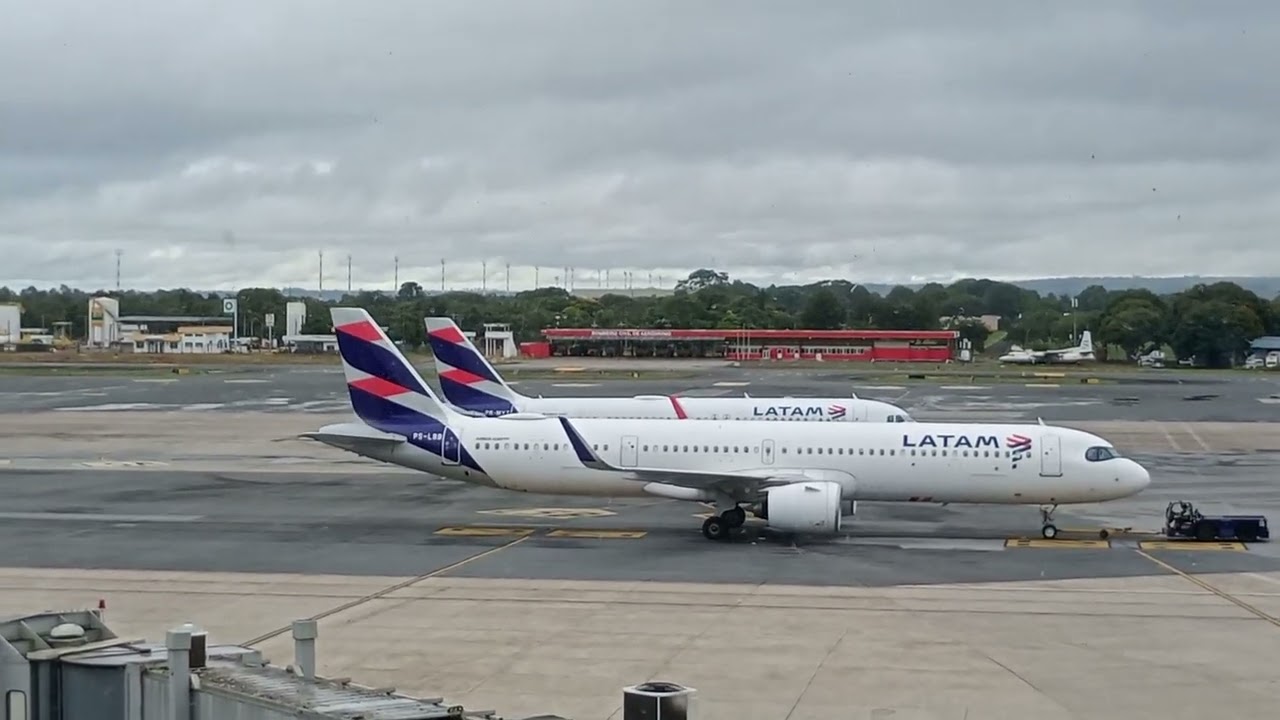 Airbus A 321 da LATAM AIRLINES em procedimento de Push Back no Aeroporto Internacional de BSB.