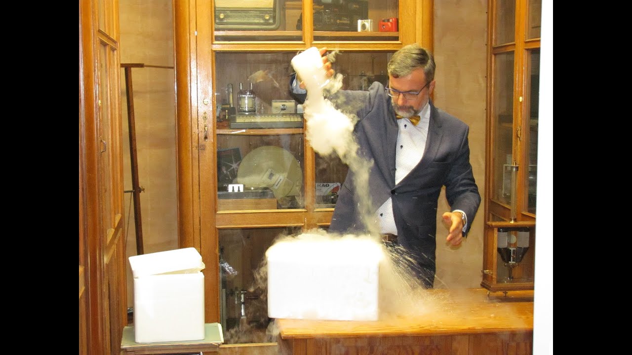 dr Krzysztof Karpierz &ndash; &bdquo;CO2 &ndash; (nie)zwykły bohater naszych czas&oacute;w&rdquo;