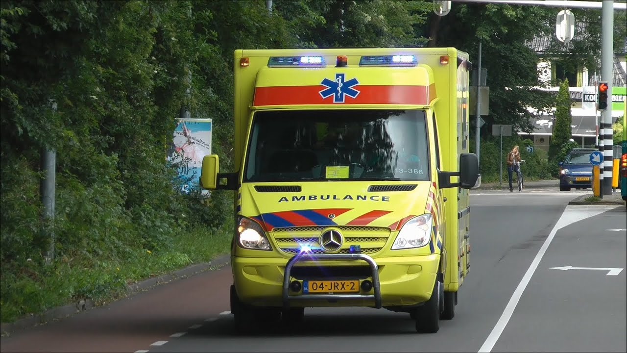Ambulance 13-386 met spoed aankomst en vertrek ziekenhuis