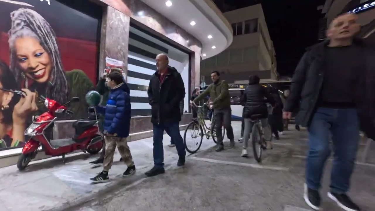 Ερμού και άλλοι εμπορικοί δρόμοι. Περιπατητική περιήγηση - Ωραία ατμόσφαιρα με κόσμο να περπατάει