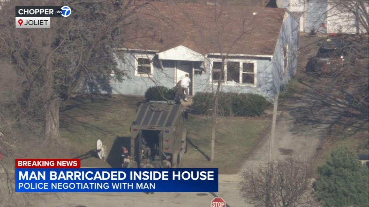 Подозреваемый скрывается в своем доме в Джолиете и баррикадируется; жителям рекомендовано остават...