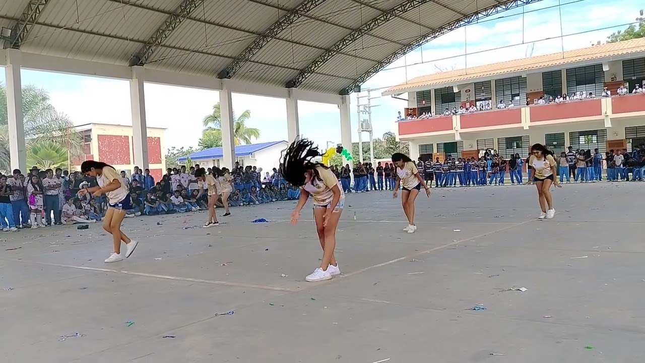 3 COREOGRAFIA DE LOS ESTUDIANTES DE QUINTO AÑO