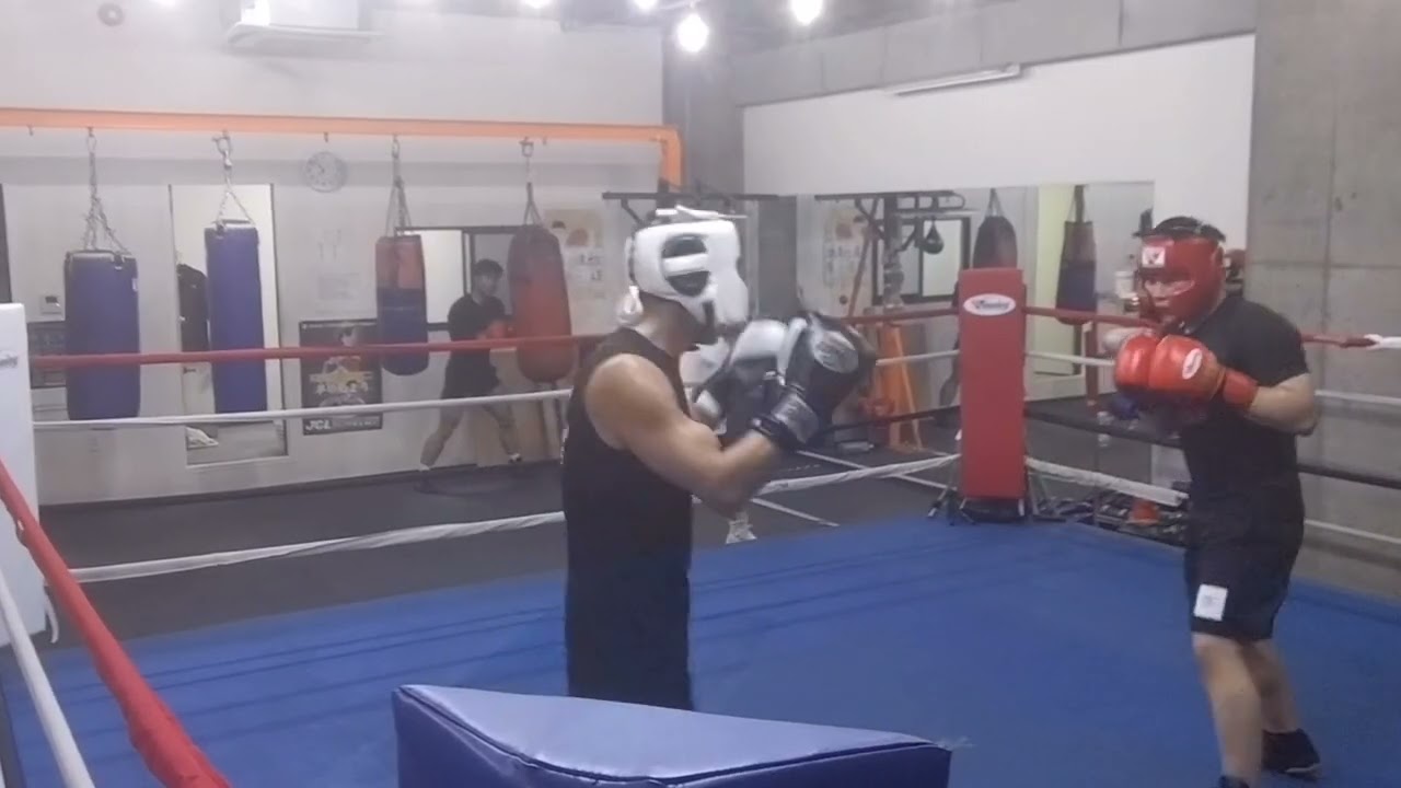 2026/03/05 マススパーリング プロ22歳(赤グローブ) vs 投稿者44歳(黒グローブ) 