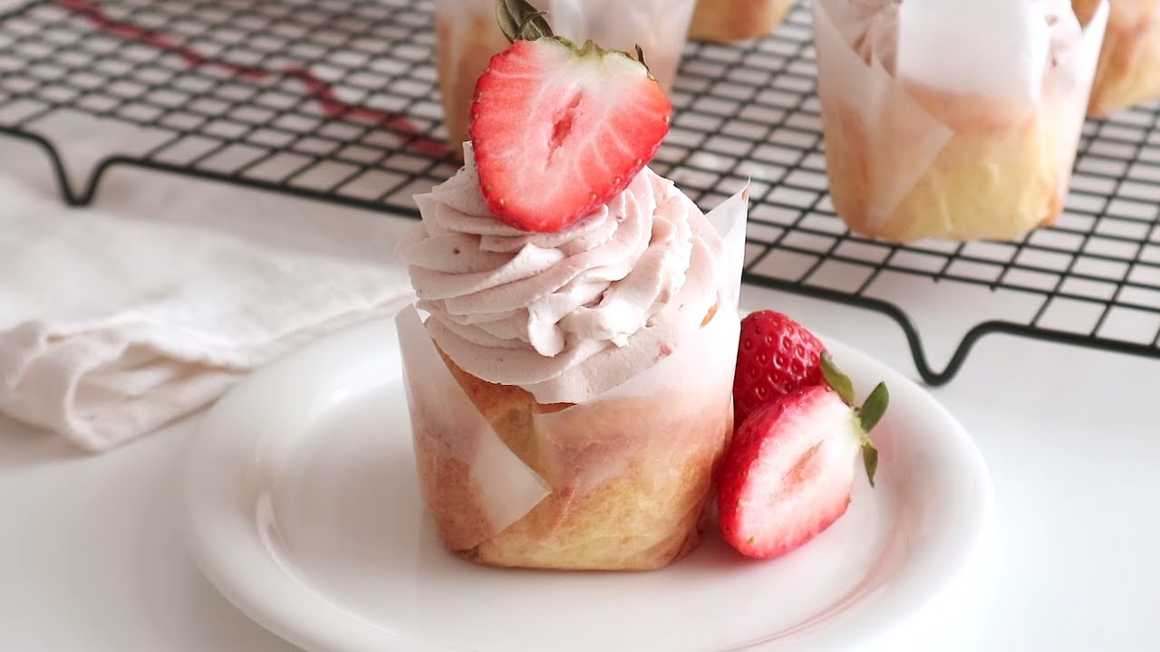 Strawberry Cream Cupcakes 딸기크림 컵케이크 | SweetHailey