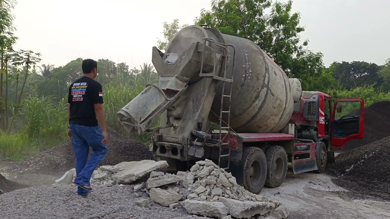 BUANG PUING ATAU KOTORAN DALAM GENTONG TRUK MOLEN
