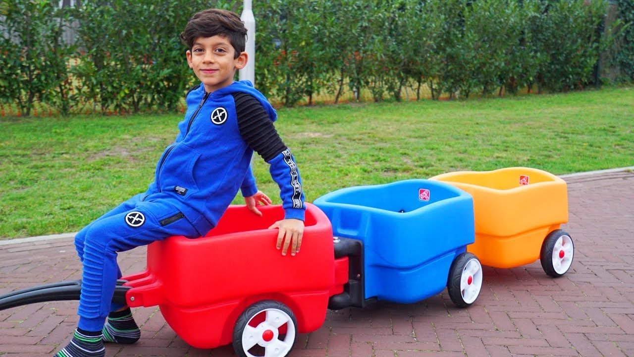 Jason e il treno divertente. Divertente gioco per bambini con carri colorati | Jason Vlog Italia