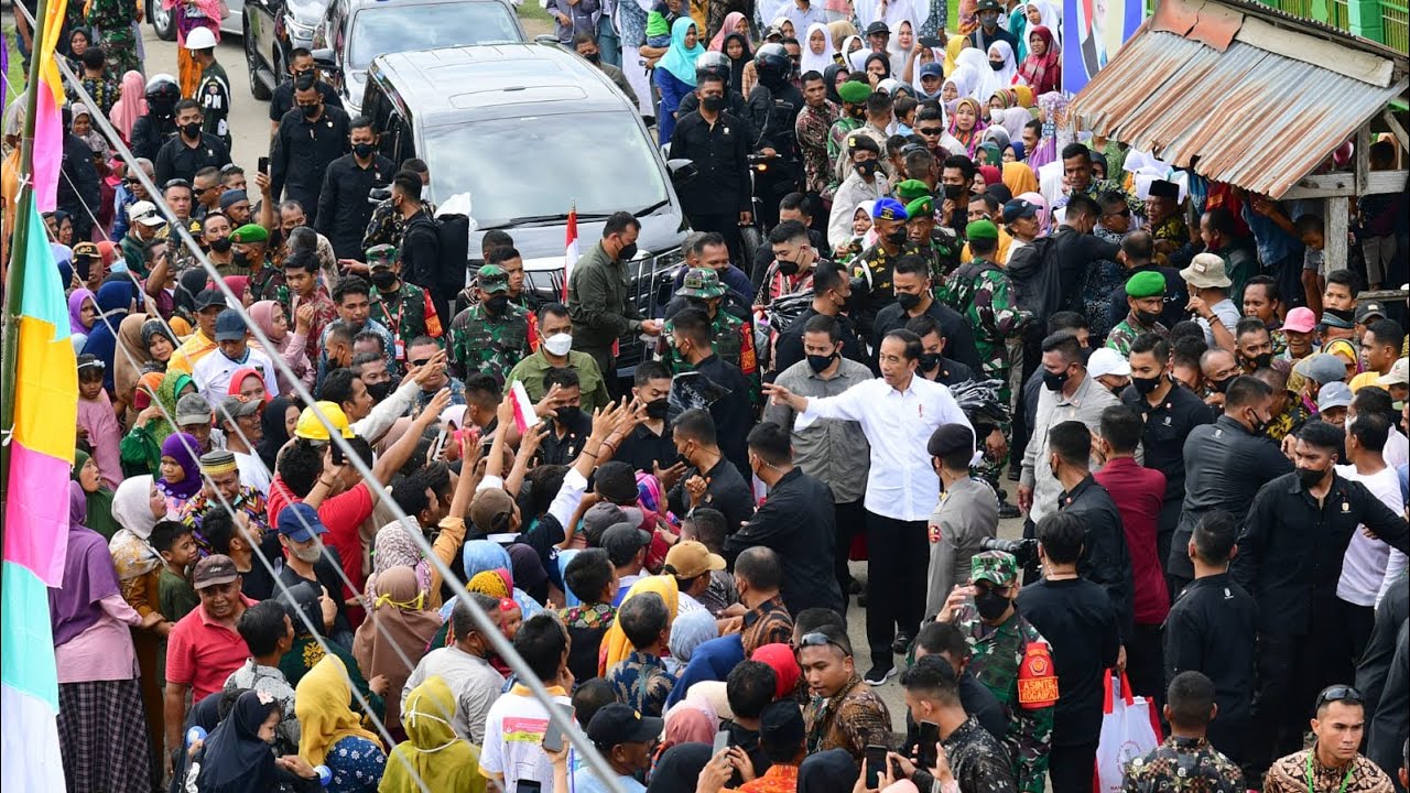 Presiden Jokowi Kunjungi Pasar dan Serahkan Bansos di Bima dan Sumbawa, NTB, 29 Desember 2022