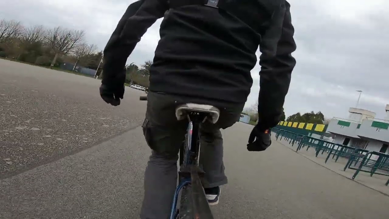 dis monsieur, comment on roule sans les mains?