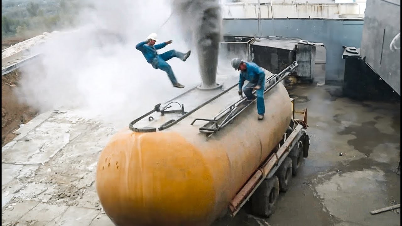 COMPLETOS IDIOTAS NO TRABALHO FLAGRADOS PELAS CÂMERAS | O MELHOR DE 2024