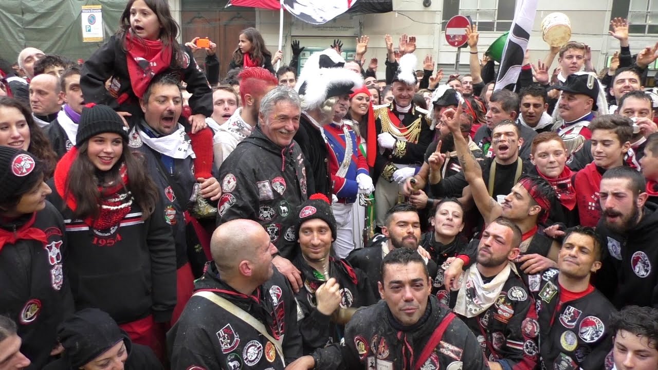 Mugnaia e Morte aranceri con foto di gruppo - Carnevale Ivrea 2016