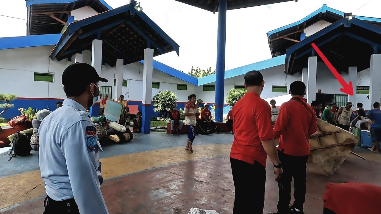 Seluruh petugas TURUN TANGAN menertibkan kamar hunian narapidana di Lapas Surabaya #polsuspas