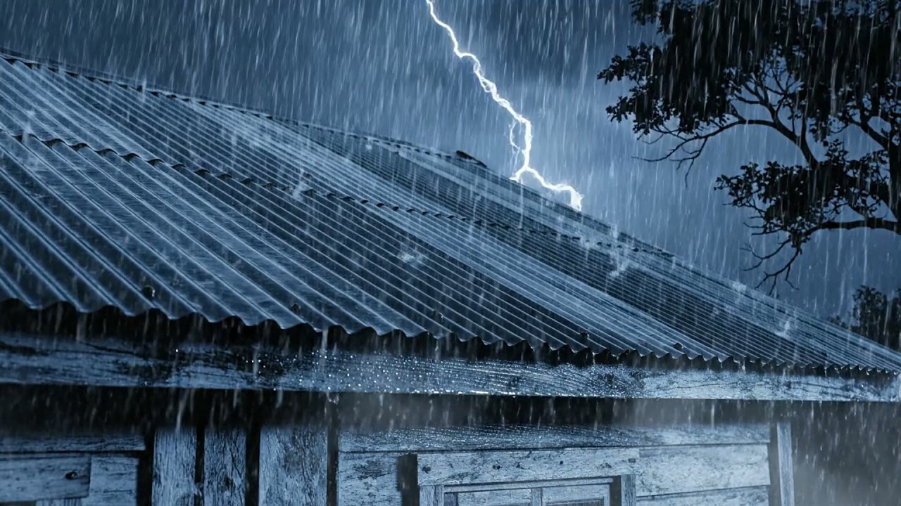 Dormindo Profundamente com Chuva Pesada e Trovões Rugindo Acima do Telhado de Ferro Corrugado n...