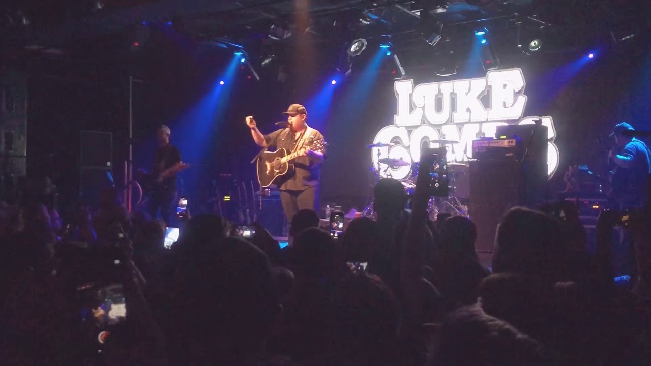 Moon Over Mexico - Luke Combs.