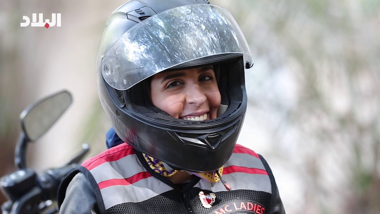 بحرينية محجبة تقهر التحديات وتقود الدراجة النارية