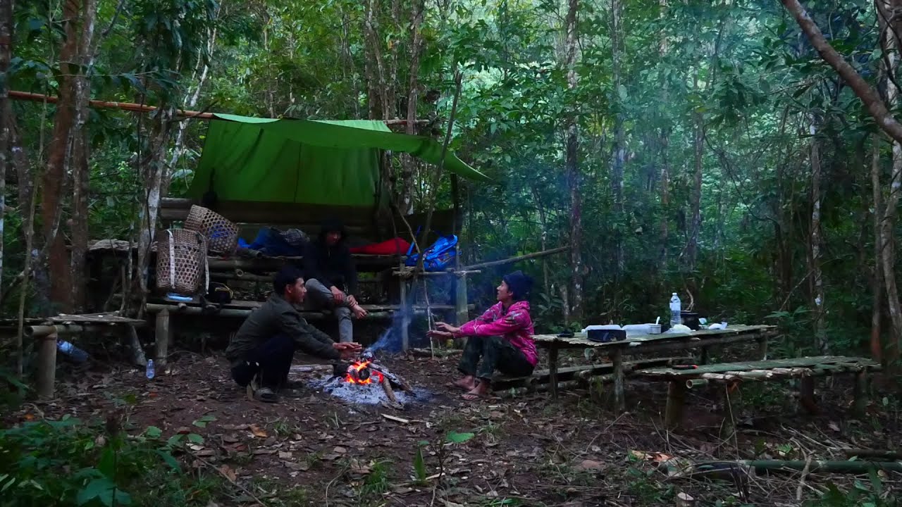 นอนที่พักเก่า3คน ต่อเติมโต๊ะกินข้าวให้แล้วเสร็จ นั่งกินกันจนดึกๆดื่นๆหลับสบาย [วรวิช]