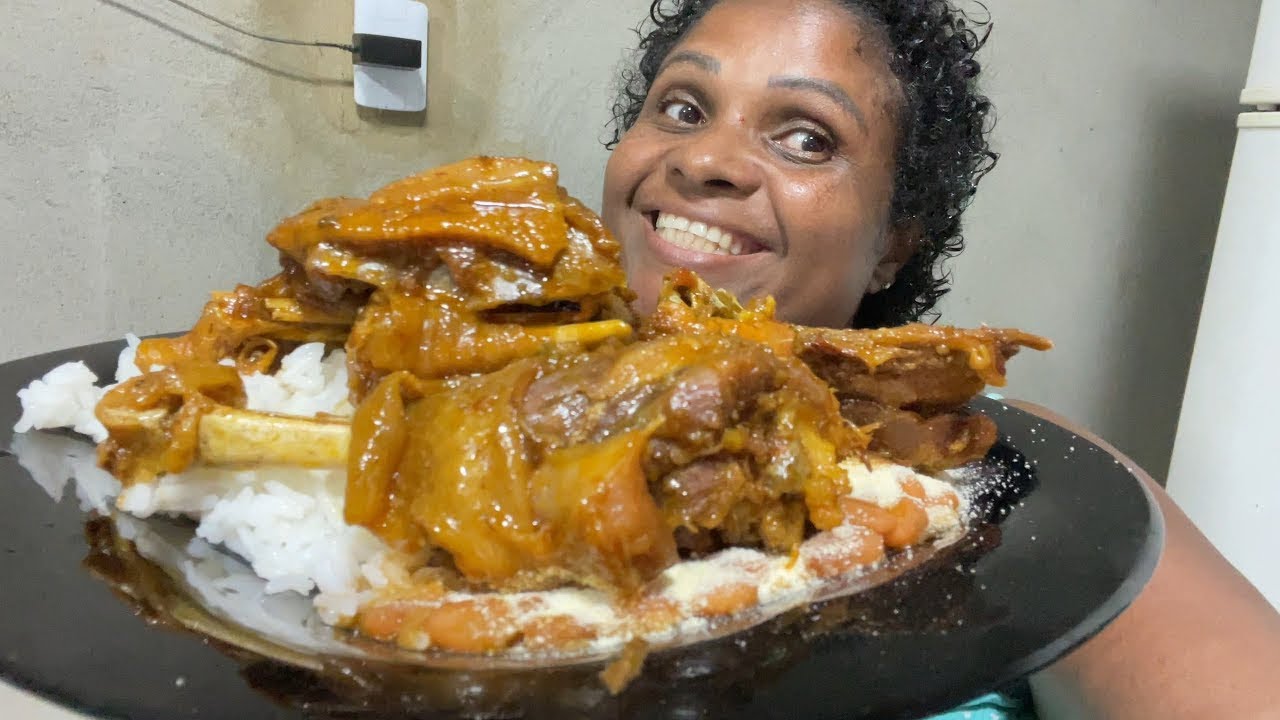 ALMOÇO DE HOJE GALINHA CAIPIRA/ COMENDO DE MÃO AQUI NA ROÇA AÍ DELÍCIA 🤤🤤