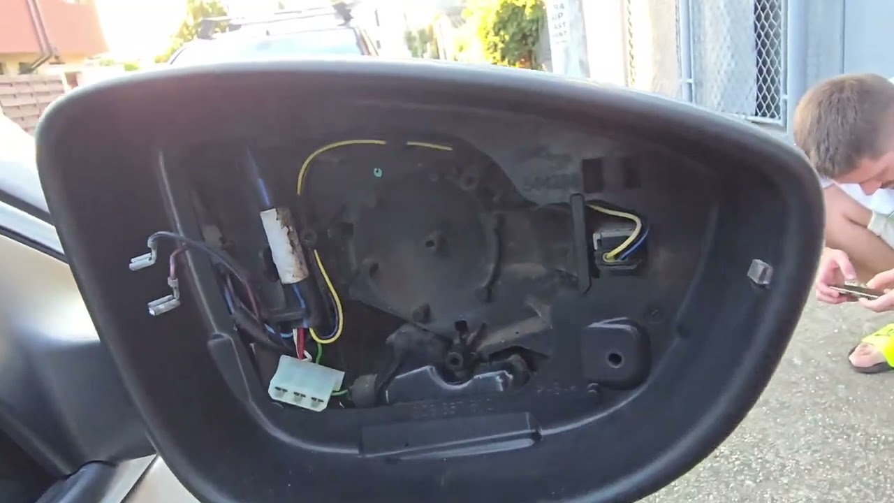Volkswagen Passat B7 mirror case removal